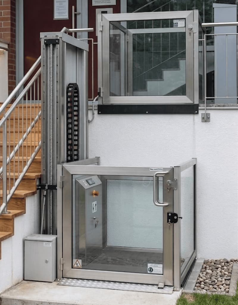 Hublift für vertikale Höhenunterschiede an Eingangsbereichen und Terrassen – HeldenLift