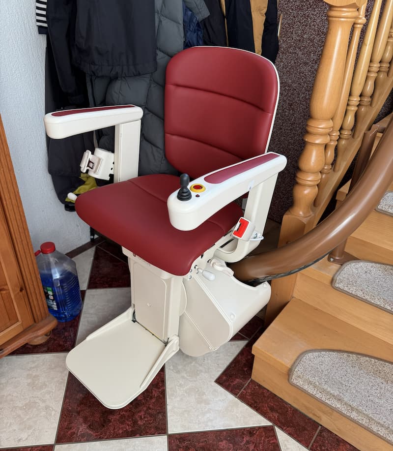 Handicare Freecurve kurviger Treppenlift mit Einrohrschiene – elegante Lösung für Wendeltreppen in Thüringen