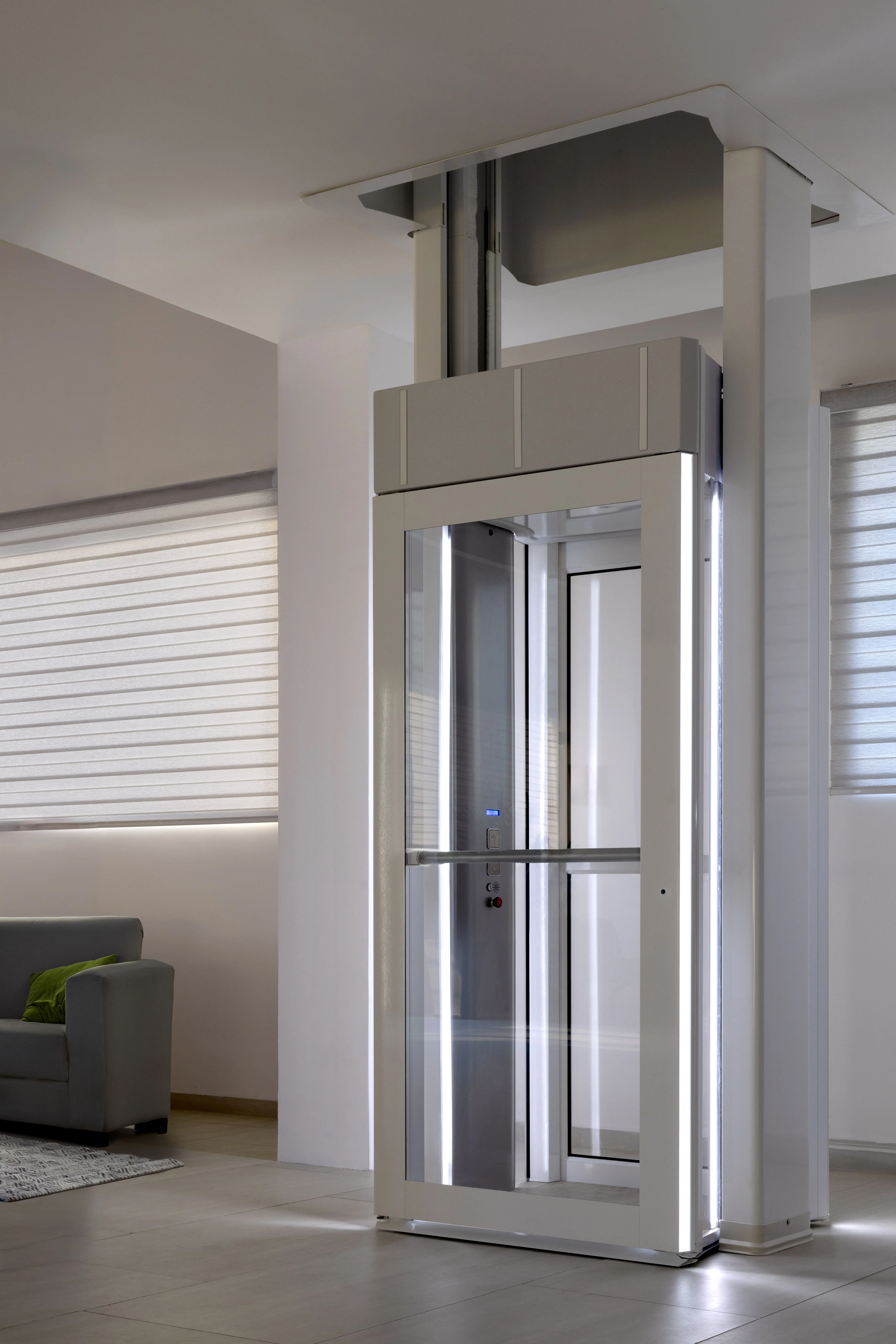 Savaria Luma Homelift Panoramakabine mit geschlossener Tür – elegantes Design