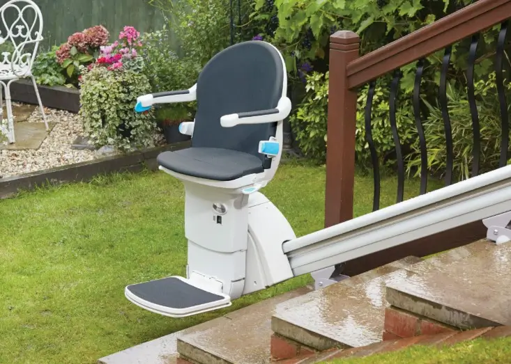 Außenlift gerade und kurvig für Eingangstreppen und Außenbereiche – HeldenLift Thüringen