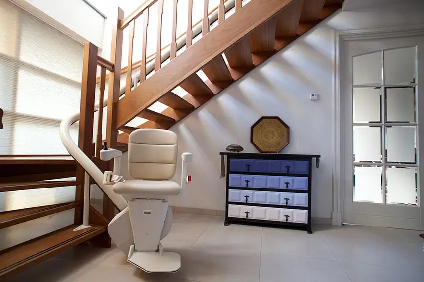 Kurviger Treppenlift auf einer Wendeltreppe – Maßanfertigung von HeldenLift