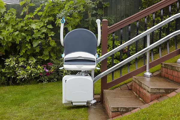 Außenlift gerade zusammengeklappt – platzsparende Parkposition an Eingangstreppe