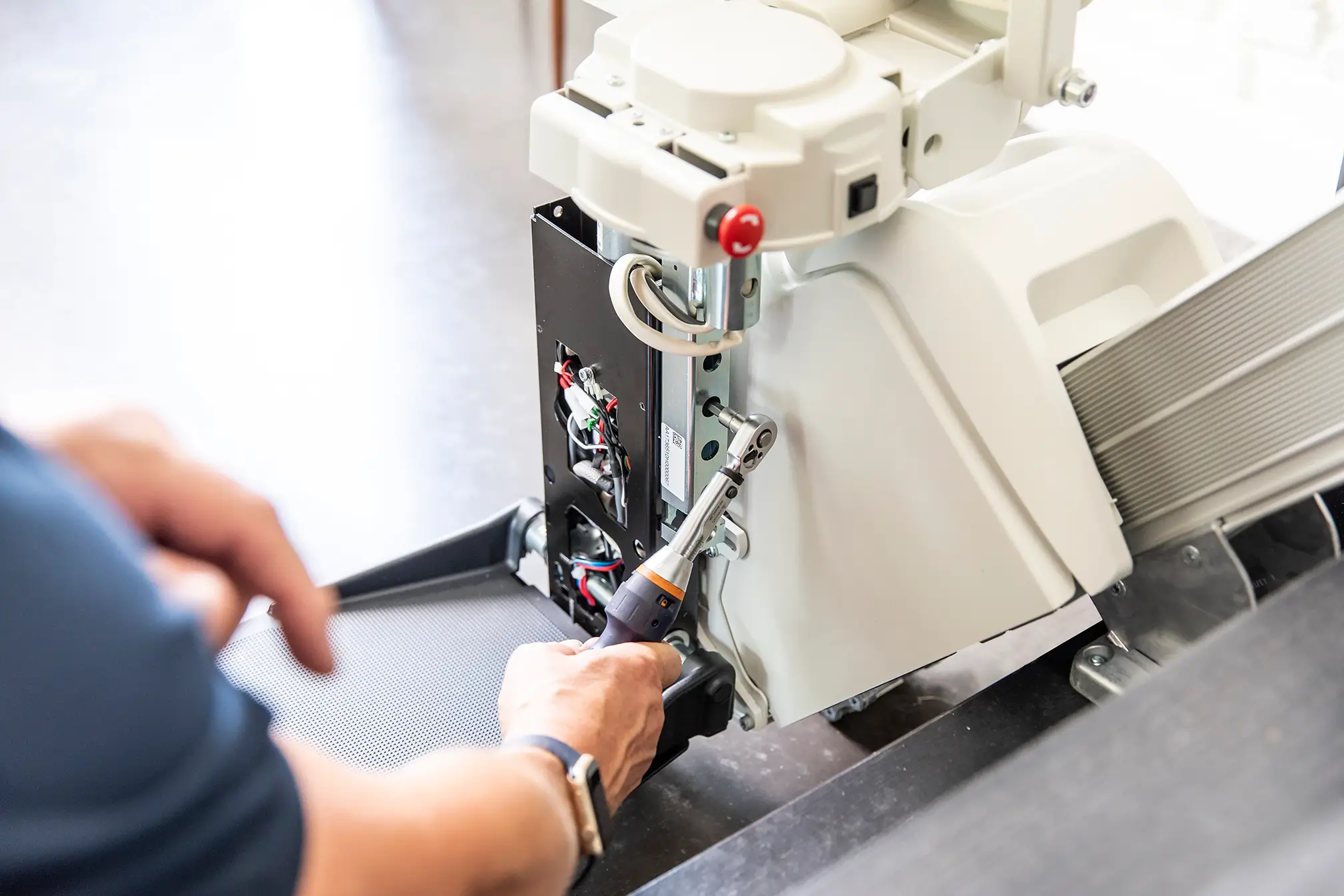 Handicare Kurvenlift Technik – Doppelschienensystem und PhotoSurvey3D Aufmaßtechnologie