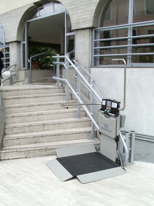 Plattformlift Jena für Rollstuhlnutzer und Außenbereiche