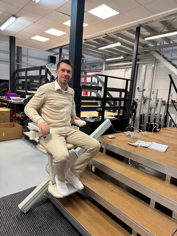 Denis Eichhorn, Inhaber von HeldenLift und Ansprechpartner für Treppenlift Jena
