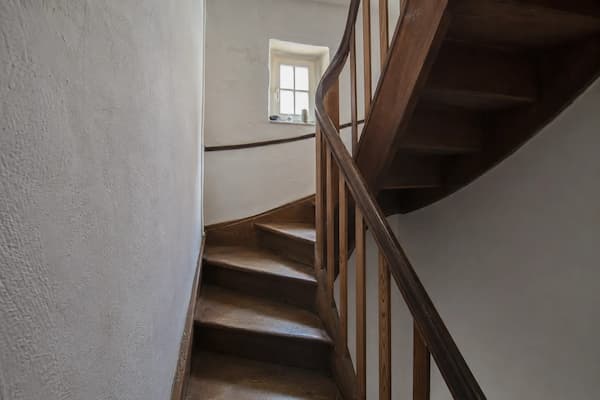 Enge gewendelte Altbautreppe in der Arnstädter Altstadt