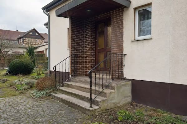 Hauseingang mit Stufen an einem Einfamilienhaus im Arnstädter Umland