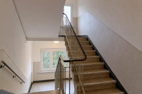 Treppenhaus eines Mehrfamilienhauses in Arnstadt mit Zwischenpodest